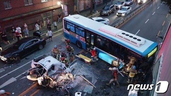  지난 8월5일 오후 7시24분쯤 경남 창원시 마산회원구 석전동 석전사거리에서 시내버스와 택시, 승용차가 추돌하는 사고가 발생해 소방이 구조활동을 벌이고 있다.(창원소방본부 제공)