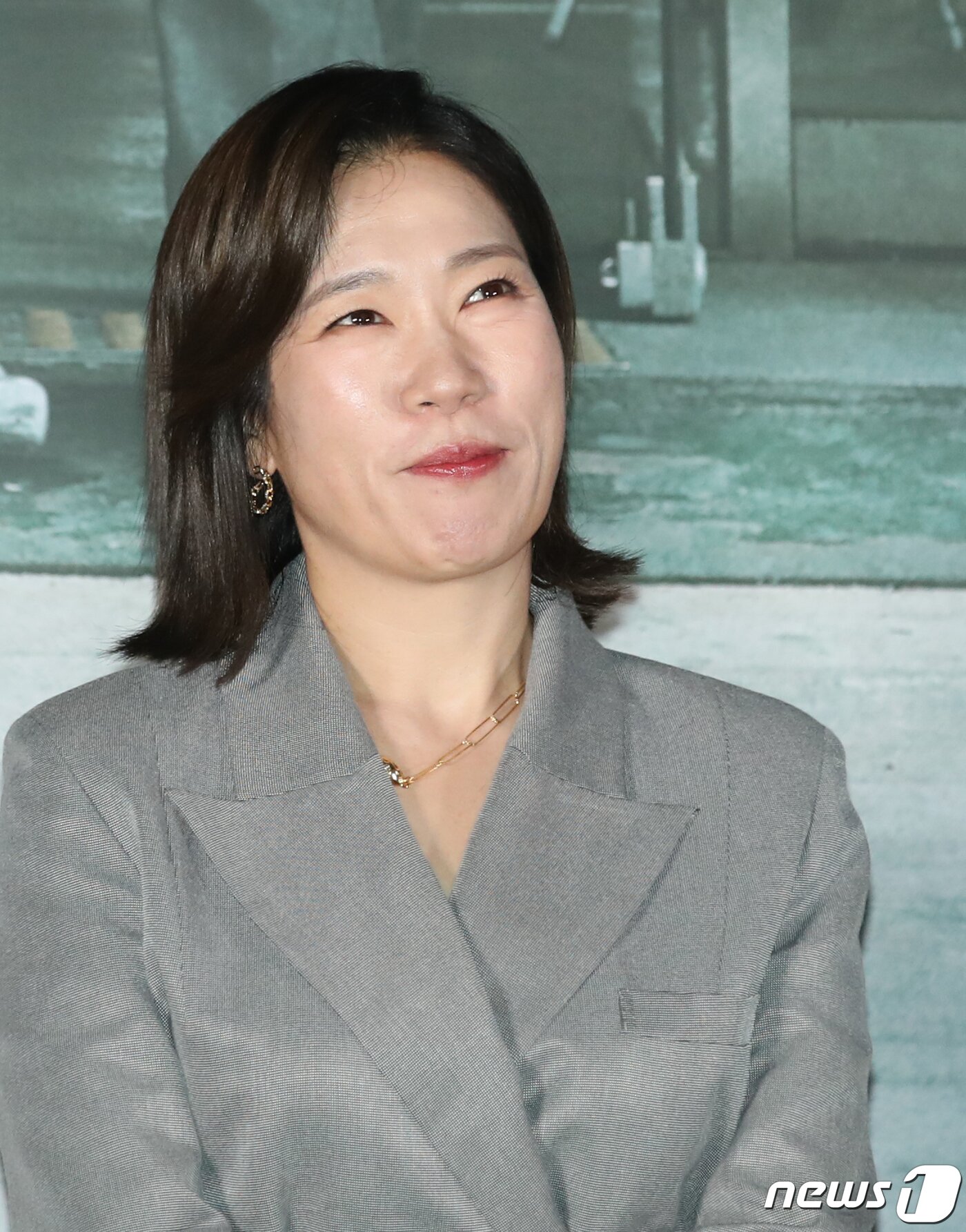 본문 이미지 - 배우 염혜란이23일 서울 용산구 CGV용산아이파크몰에서 열린 영화 '소년들'(감독 정지영) 언론시사회에서 미소를 짓고 있다. '소년들'은 지방 소읍의 한 슈퍼에서 발생한 강도치사 사건의 범인으로 지목된 소년들과 사건의 재수사에 나선 형사, 그리고 그들을 둘러싼 사람들의 이야기를 그렸다. 2023.10.23/뉴스1 ⓒ News1 권현진 기자