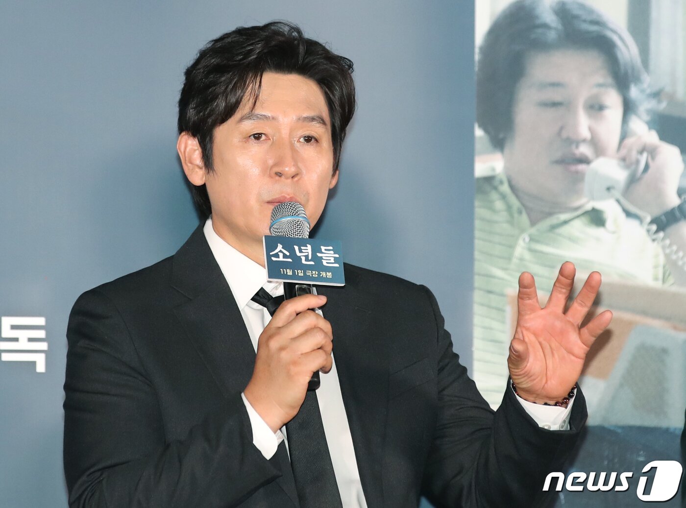 본문 이미지 - 배우 설경구가 23일 서울 용산구 CGV용산아이파크몰에서 열린 영화 '소년들'(감독 정지영) 언론시사회에서 인사말을 하고 있다. '소년들'은 지방 소읍의 한 슈퍼에서 발생한 강도치사 사건의 범인으로 지목된 소년들과 사건의 재수사에 나선 형사, 그리고 그들을 둘러싼 사람들의 이야기를 그린 작품이다. 2023.10.23/뉴스1 ⓒ News1 권현진 기자