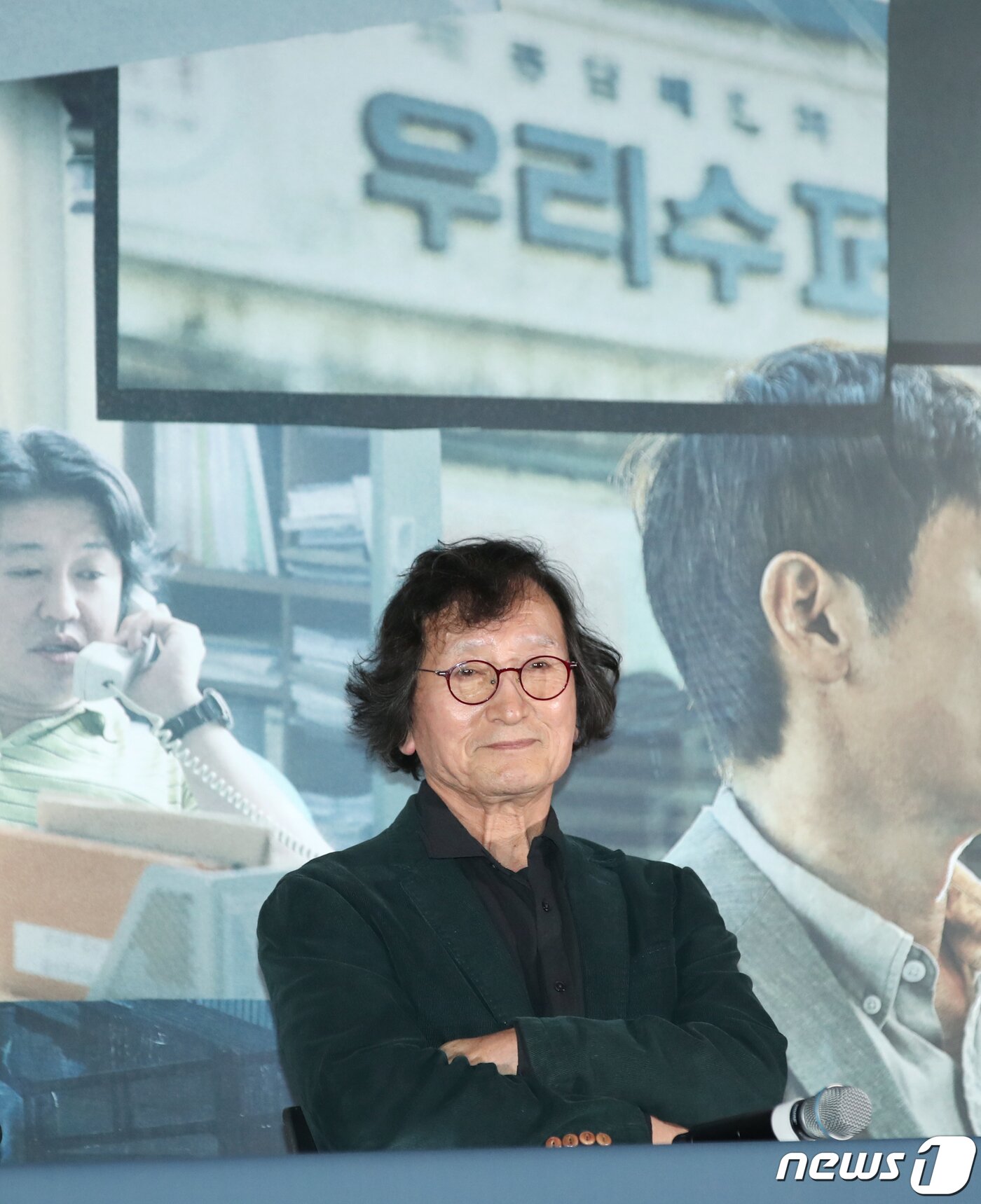 본문 이미지 - 정지영 감독이 23일 서울 용산구 CGV용산아이파크몰에서 열린 영화 '소년들' 언론시사회에서 생각에 잠겨있다. '소년들'은 지방 소읍의 한 슈퍼에서 발생한 강도치사 사건의 범인으로 지목된 소년들과 사건의 재수사에 나선 형사, 그리고 그들을 둘러싼 사람들의 이야기를 그렸다. 2023.10.23/뉴스1 ⓒ News1 권현진 기자