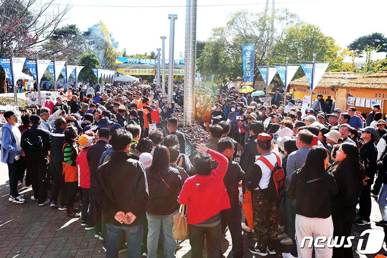 &#39;2023 오곡나루축제&#39;에서 방문객들이 &#39;군고구마 기네스&#39;에 참여하고 있는 모습.&#40;여주시 제공&#41;