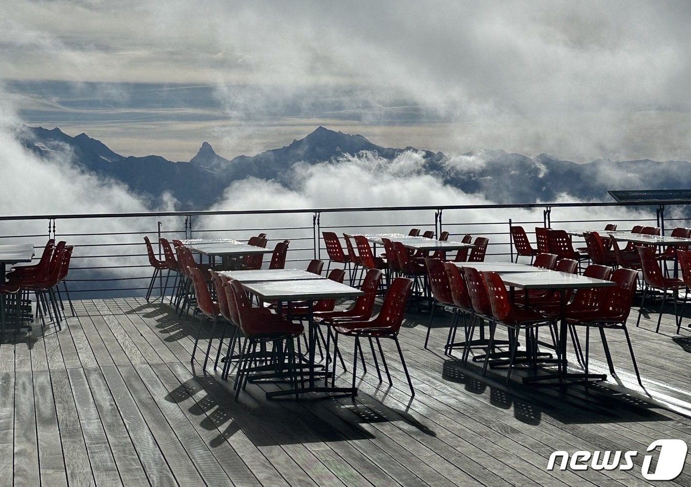 본문 이미지 - 알프스에 둘러싸인 채 식사를 할 수 있는 레스토랑이다ⓒ News1 