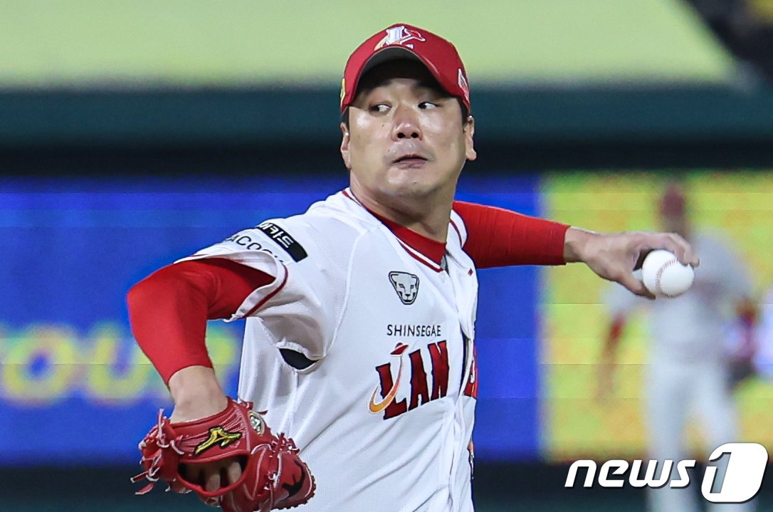 본문 이미지 - 23일 오후 인천 SSG랜더스필드에서 열린 프로야구 '2023 신한은행 SOL KBO 포스트시즌' 준플레이오프 2차전 NC 다이노스와 SSG 랜더스의 경기, SSG 선발투수 김광현이 1회초 등판해 역투하고 있다. 2023.10.23/뉴스1 ⓒ News1 김도우 기자