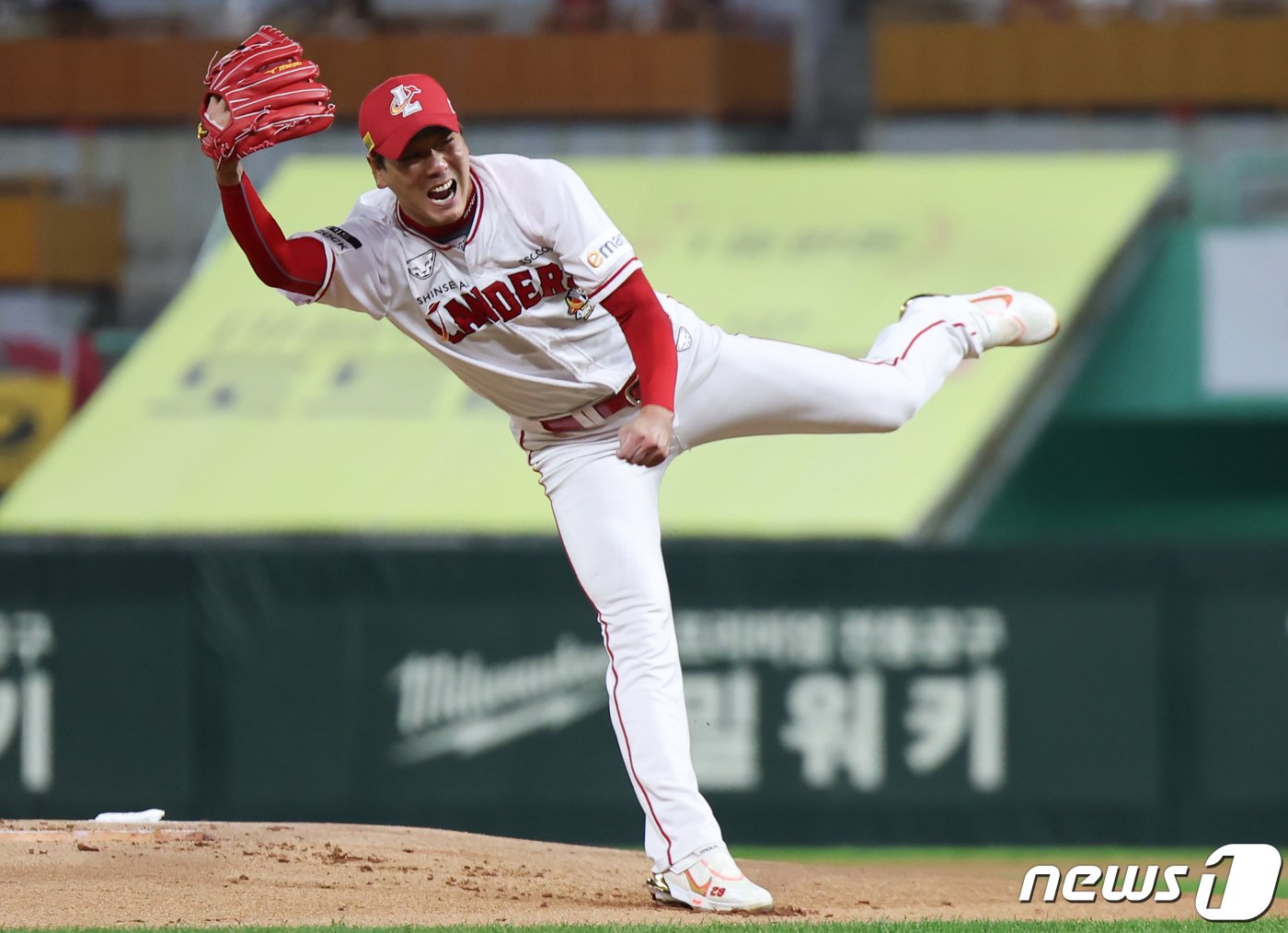 23일 오후 인천 SSG랜더스필드에서 열린 프로야구 &#39;2023 신한은행 SOL KBO 포스트시즌&#39; 준플레이오프 2차전 NC 다이노스와 SSG 랜더스의 경기, SSG 선발투수 김광현이 1회초 등판해 역투하고 있다. 2023.10.23/뉴스1 ⓒ News1 김도우 기자