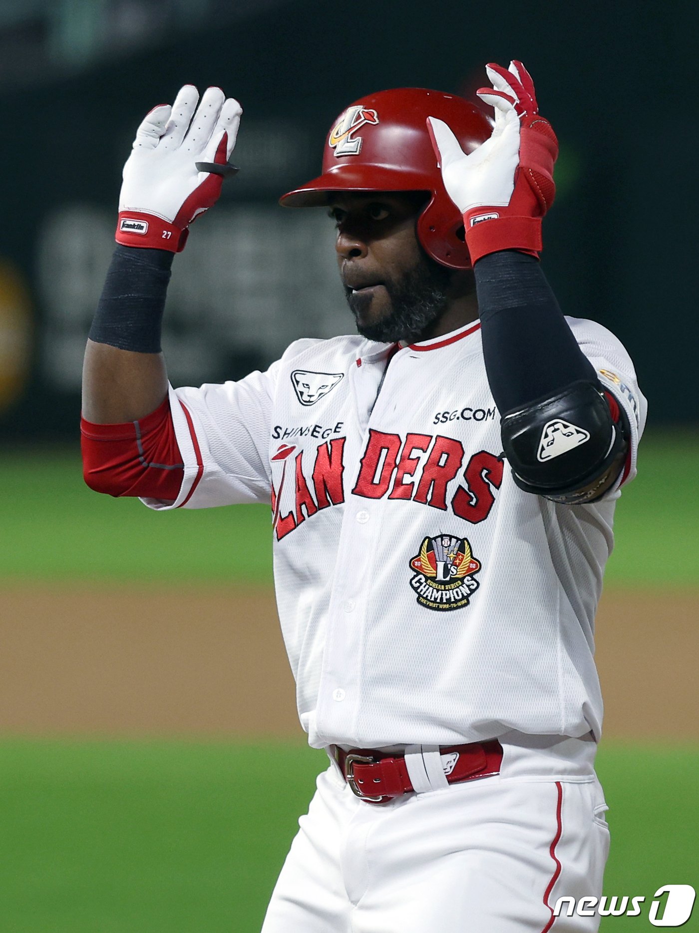 23일 오후 인천시 미추홀구 문학동 SSG랜더스필드에서 열린 프로야구 &#39;2023 신한은행 SOL KBO 포스트시즌&#39; 준플레이오프 2차전 SSG 랜더스와 NC 다이노스의 경기 2회말 SSG 선두타자 에레디아가 안타를 치고 출루해 세리머니를 하고 있다. 2023.10.23/뉴스1 ⓒ News1 박정호 기자