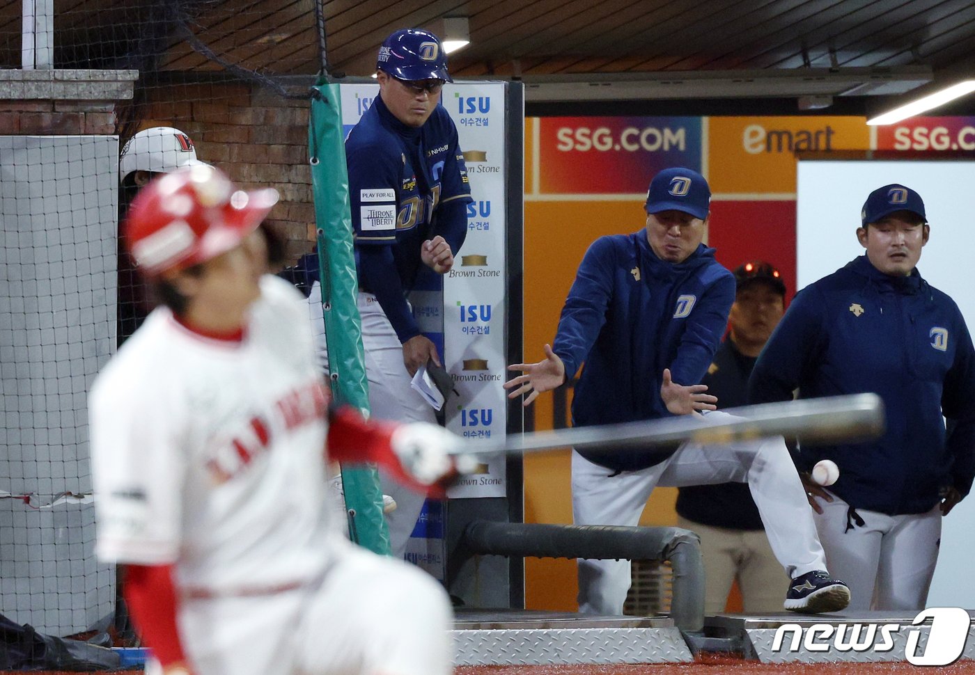 23일 오후 인천시 미추홀구 문학동 SSG랜더스필드에서 열린 프로야구 &#39;2023 신한은행 SOL KBO 포스트시즌&#39; 준플레이오프 2차전 SSG 랜더스와 NC 다이노스의 경기 3회말 2사 주자 1,2루 상황 SSG 최정의 타구가 NC 더그아웃으로 향하고 있다. 2023.10.23/뉴스1 ⓒ News1 박정호 기자