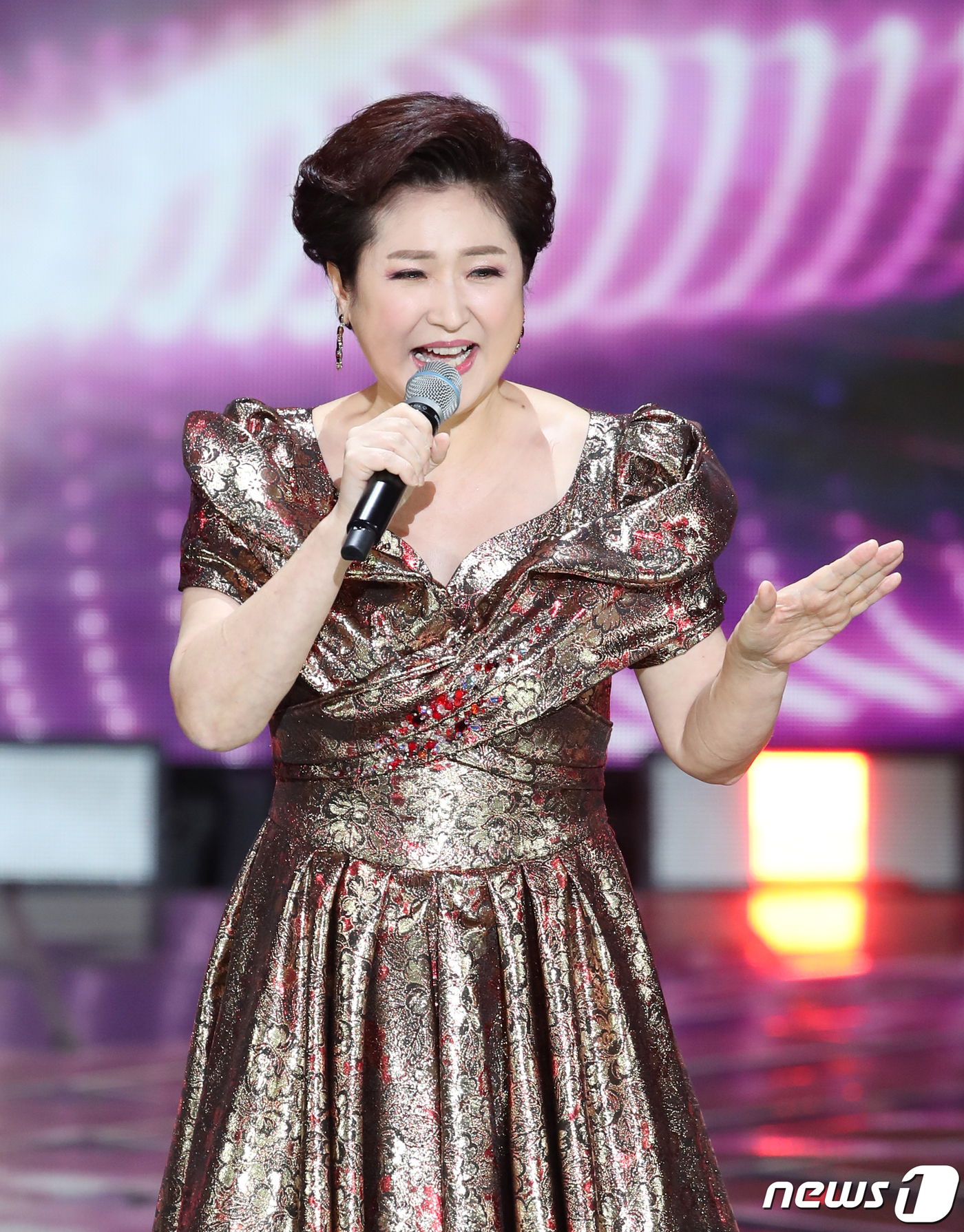 (서울=뉴스1) 권현진 기자 = 트로트 가수 김용임이 23일 오후 서울 마포구 상암동 SBS 프리즘 타워에서 열린 SBS FiL, SBS M ‘더 트롯쇼’ 100회 특집쇼에서 화려 …