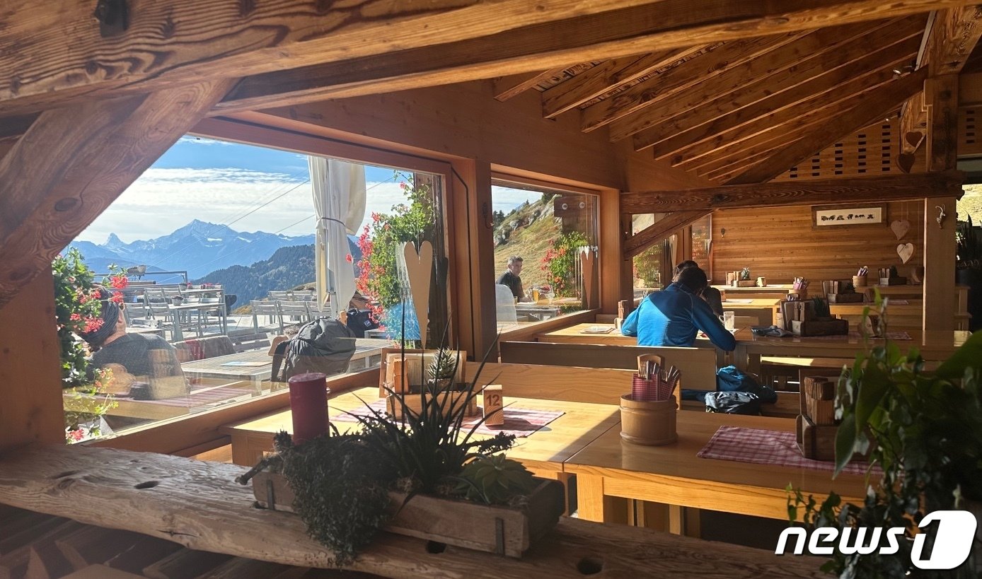 본문 이미지 - 실내엔 80석의 좌석이 있지만, 대부분 방문객이 야외 테라스를 선호해 비교적 한산하다ⓒ News1 