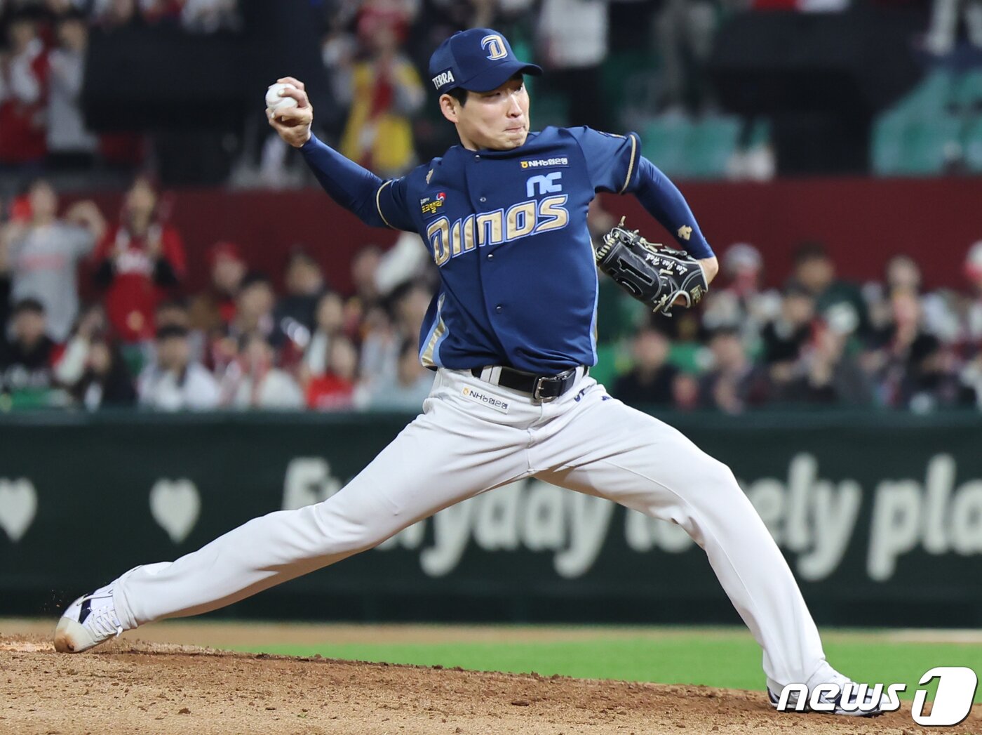 본문 이미지 - 23일 오후 인천 SSG랜더스필드에서 열린 프로야구 '2023 신한은행 SOL KBO 포스트시즌' 준플레이오프 2차전 NC 다이노스와 SSG 랜더스의 경기, 6회말 NC 세번째 투수로 나선 이재학이 역투하고 있다. 2023.10.23/뉴스1 ⓒ News1 김도우 기자