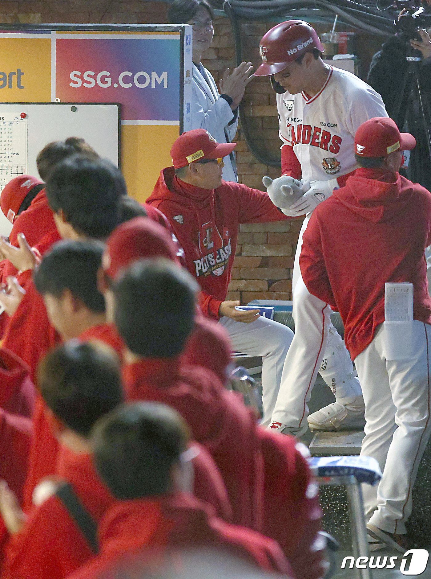 23일 오후 인천시 미추홀구 문학동 SSG랜더스필드에서 열린 프로야구 &#39;2023 신한은행 SOL KBO 포스트시즌&#39; 준플레이오프 2차전 SSG 랜더스와 NC 다이노스의 경기 6회말 1사 주자 없는 상황 SSG 한유섬이 솔로홈런을 날린 뒤 더그아웃으로 들어와 김원형 감독의 격려를 받고 있다. 2023.10.23/뉴스1 ⓒ News1 박정호 기자