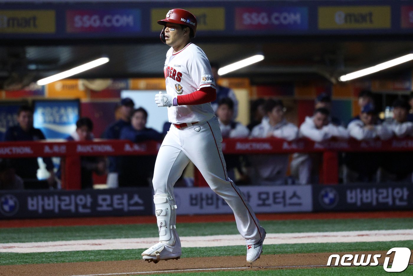 23일 오후 인천시 미추홀구 문학동 SSG랜더스필드에서 열린 프로야구 &#39;2023 신한은행 SOL KBO 포스트시즌&#39; 준플레이오프 2차전 SSG 랜더스와 NC 다이노스의 경기 6회말 1사 주자 없는 상황 SSG 한유섬이 솔로홈런을 날린 뒤 홈으로 향하고 있다. 2023.10.23/뉴스1 ⓒ News1 박정호 기자