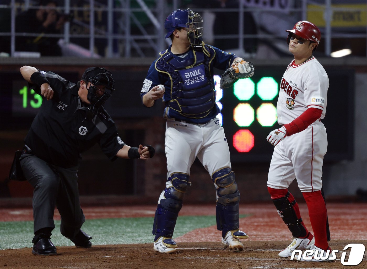 23일 오후 인천시 미추홀구 문학동 SSG랜더스필드에서 열린 프로야구 &#39;2023 신한은행 SOL KBO 포스트시즌&#39; 준플레이오프 2차전 SSG 랜더스와 NC 다이노스의 경기 7회말 1사 주자 없는 상황 SSG 추신수가 삼진 아웃 당하고 있다. 2023.10.23/뉴스1 ⓒ News1 박정호 기자