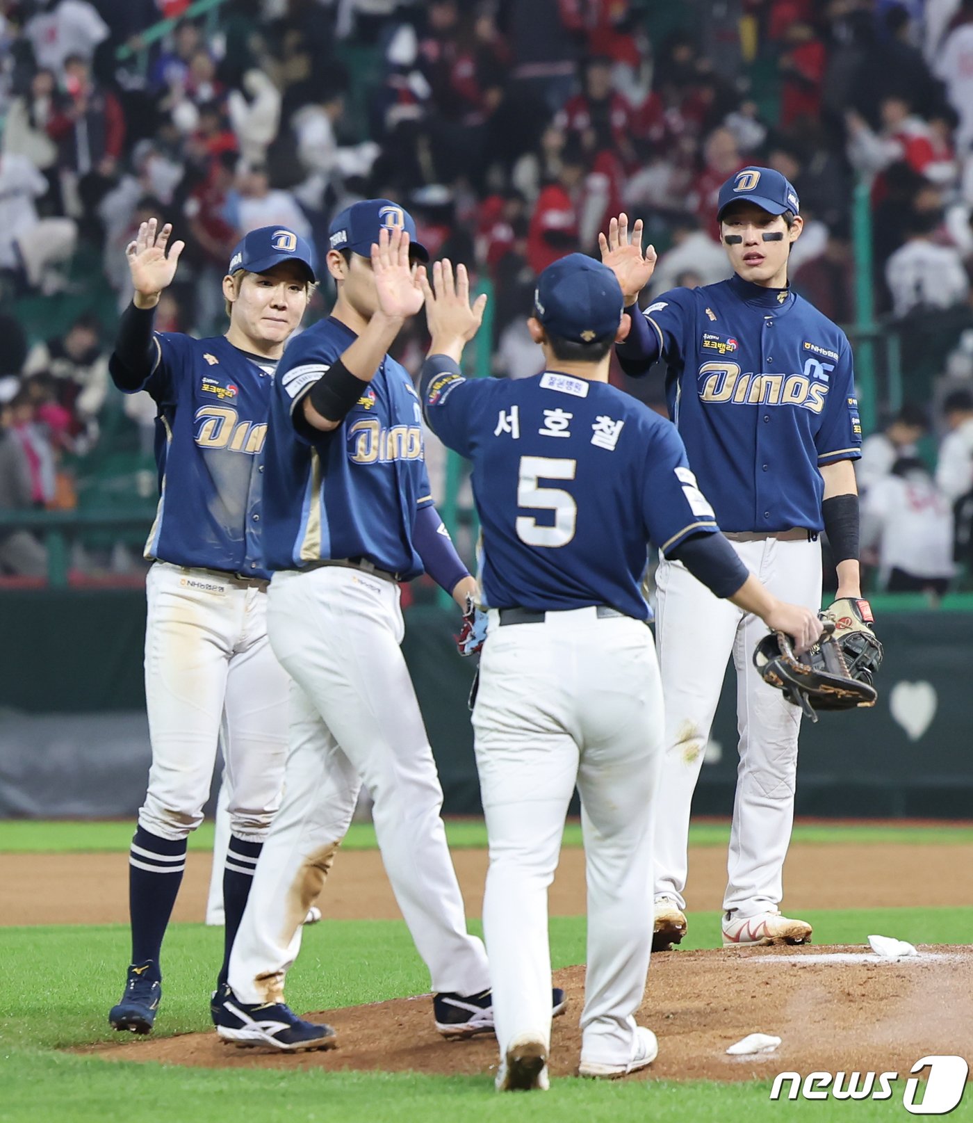 23일 오후 인천 SSG랜더스필드에서 열린 프로야구 &#39;2023 신한은행 SOL KBO 포스트시즌&#39; 준플레이오프 2차전 NC 다이노스와 SSG 랜더스의 경기, SSG를 상대로 7대3 승리를 거둔 NC 선수들이 기쁨을 나누고 있다. 2023.10.23/뉴스1 ⓒ News1 김도우 기자