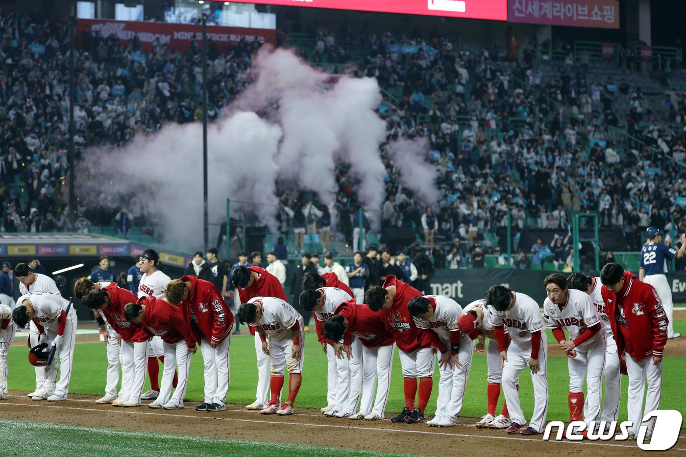 23일 오후 인천시 미추홀구 문학동 SSG랜더스필드에서 열린 프로야구 &#39;2023 신한은행 SOL KBO 포스트시즌&#39; 준플레이오프 2차전 SSG 랜더스와 NC 다이노스의 경기에서 7:3으로 패한 SSG 선수들이 팬들에게 인사하고 있다. 2023.10.23/뉴스1 ⓒ News1 박정호 기자