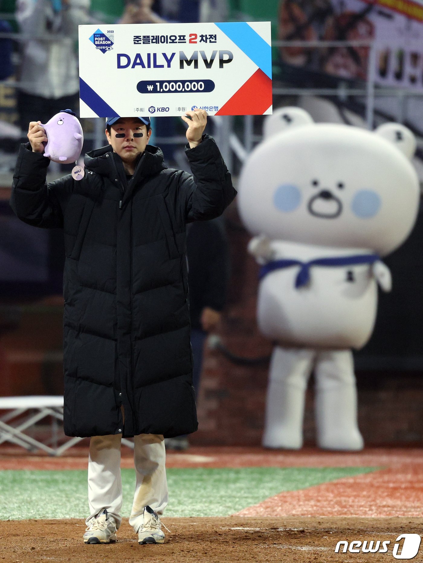 23일 오후 인천시 미추홀구 문학동 SSG랜더스필드에서 열린 프로야구 &#39;2023 신한은행 SOL KBO 포스트시즌&#39; 준플레이오프 2차전 SSG 랜더스와 NC 다이노스의 경기에서 데일리 MVP에 선정된 NC 박건우가 포즈를 취하고 있다. 2023.10.23/뉴스1 ⓒ News1 박정호 기자