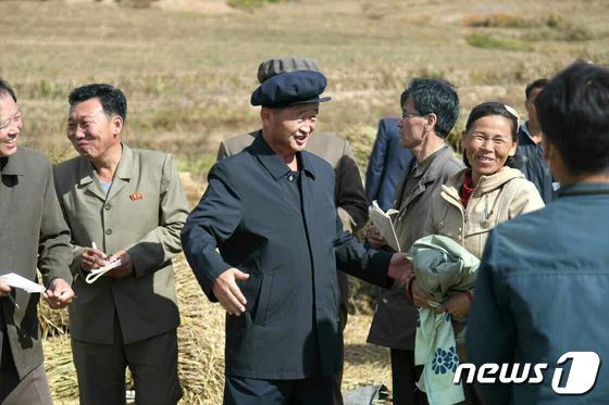 북한 김덕훈 총리, 지역 농장과 간석지 등 점검