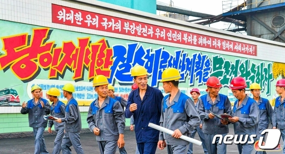 북한, 경제부문 성과 독려…"비료 생산으로 올해 빛나게 '결속'"