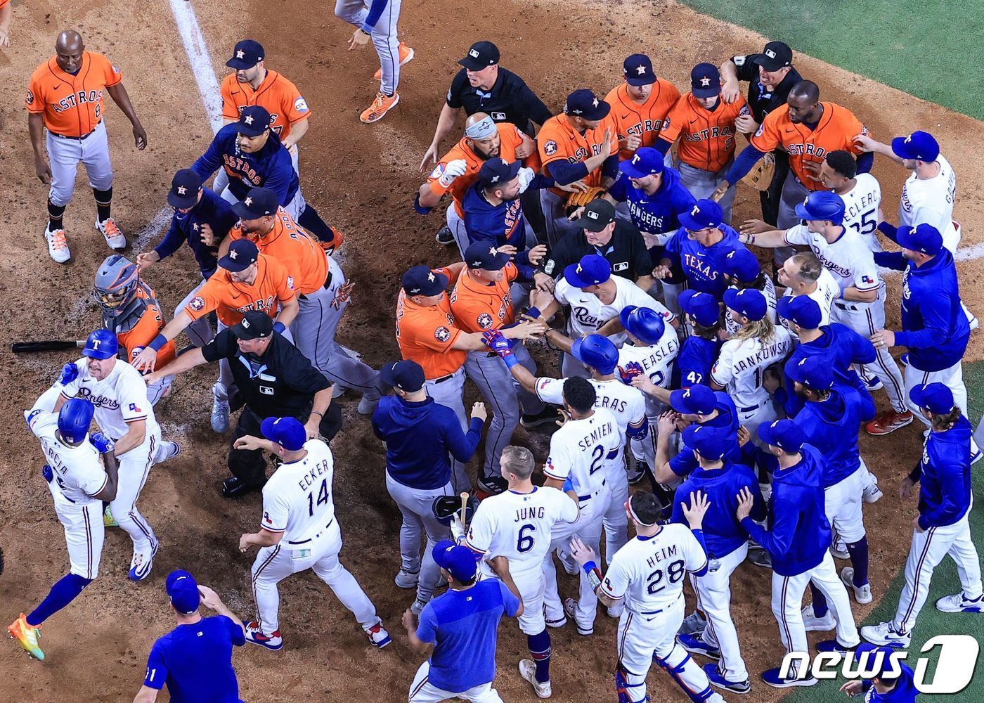 ALCS 5차전에서 발생한 벤치클리어링. ⓒ AFP=뉴스1