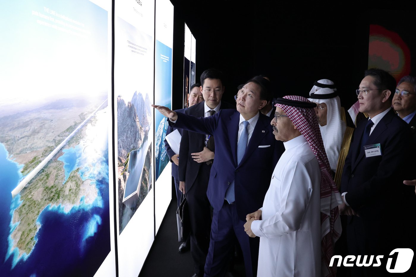 본문 이미지 - 사우디아라비아를 국빈 방문 중인 윤석열 대통령이 23일(현지시간) 리야드 네옴 전시관을 방문해 전시물을 관람하고 있다. (대통령실 제공) 2023.10.24/뉴스1 ⓒ News1 오대일 기자