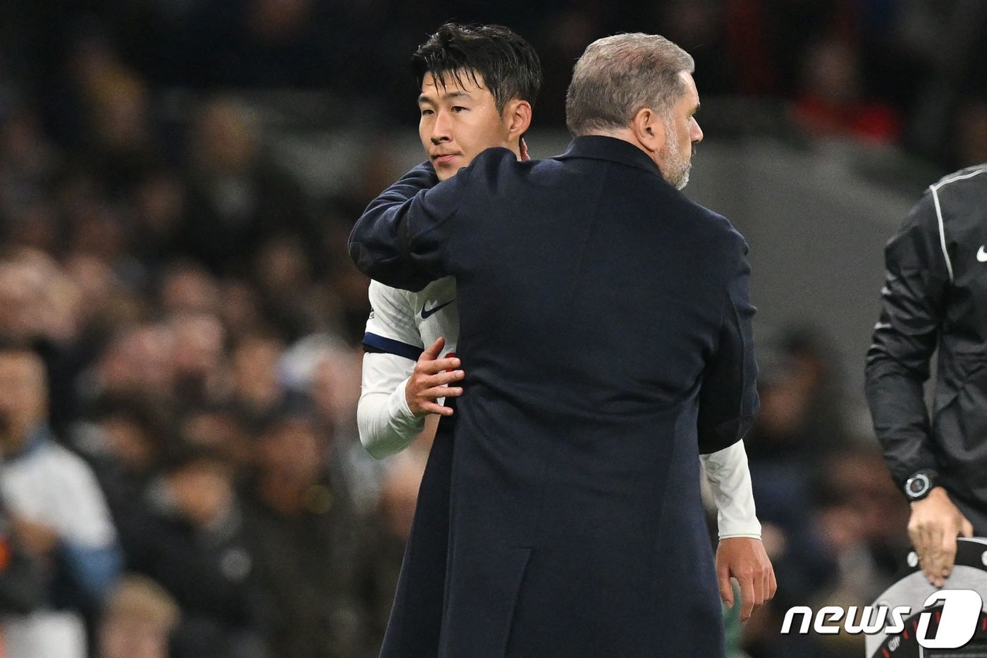 본문 이미지 - 토트넘의 손흥민이 23일 (현지시간) 런던의 토트넘 홋스퍼 스타디움에서 열린 EPL 풀럼과 경기서 리그 7호 골이자 토트넘 경기장 통산 50호 골을 터트린 뒤 교체되며 엔제 포스테코글루 감독과 포옹을 하고 있다. 2023.10.24 ⓒ AFP=뉴스1 ⓒ News1 우동명 기자
