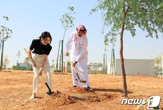 윤석열 대통령 부인 김건희 여사가 23일(현지시간) '그린 리야드 프로젝트'가 진행 중인 리야드 사이언스파크 부지를 방문해 한-사우디 수교 61주년 기념 식수를 하고 있다.<br> (대통령실 홈페이지) 2023.10.24/뉴스1 © News1 오대일 기자