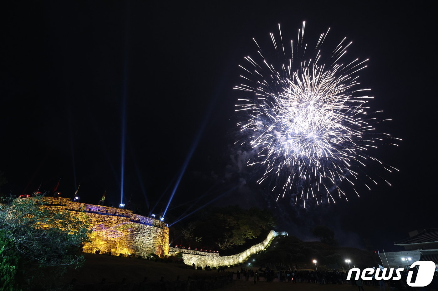 본문 이미지 -  제50회 고창모양성제(19~23일)’가 축제 전체에 역사성·즐거움·어울림을 이끌며 전국에서 21만 여명(잠정치)이 다녀가며 역대 최고의 흥행 기록을 세웠다. 고창 모양성제 불꽃놀이(고창군 제공)2023.10.23/뉴스1