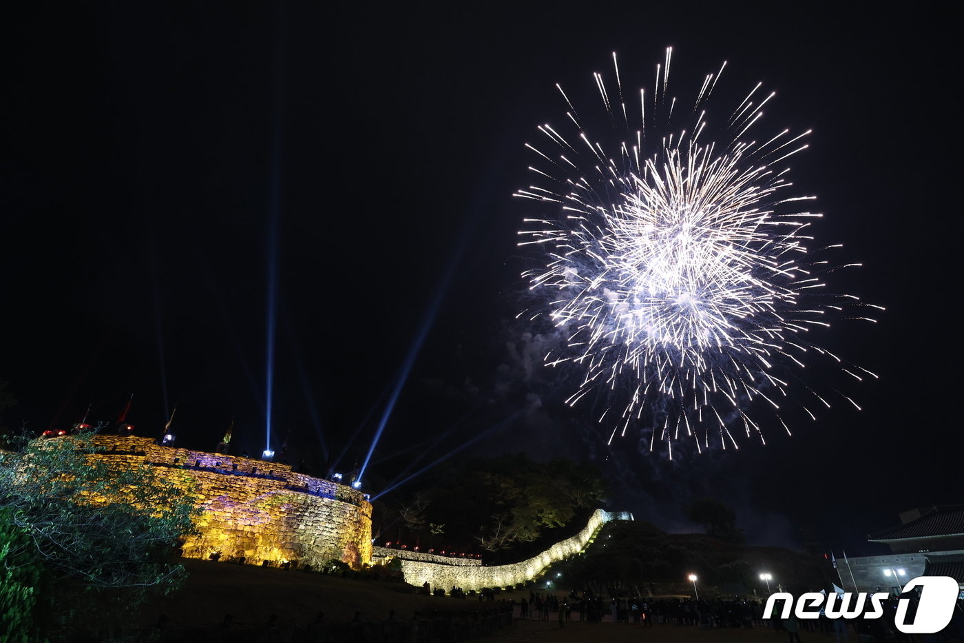  제50회 고창모양성제&#40;19~23일&#41;’가 축제 전체에 역사성·즐거움·어울림을 이끌며 전국에서 21만 여명&#40;잠정치&#41;이 다녀가며 역대 최고의 흥행 기록을 세웠다. 고창 모양성제 불꽃놀이&#40;고창군 제공&#41;2023.10.23/뉴스1