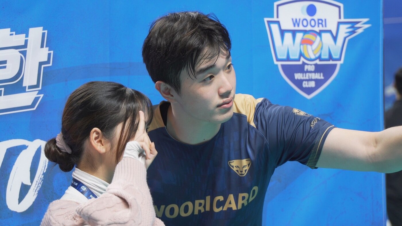 본문 이미지 - 우리카드 김지한이 팬들과 포토타임을 갖고 있다. (우리카드 제공)