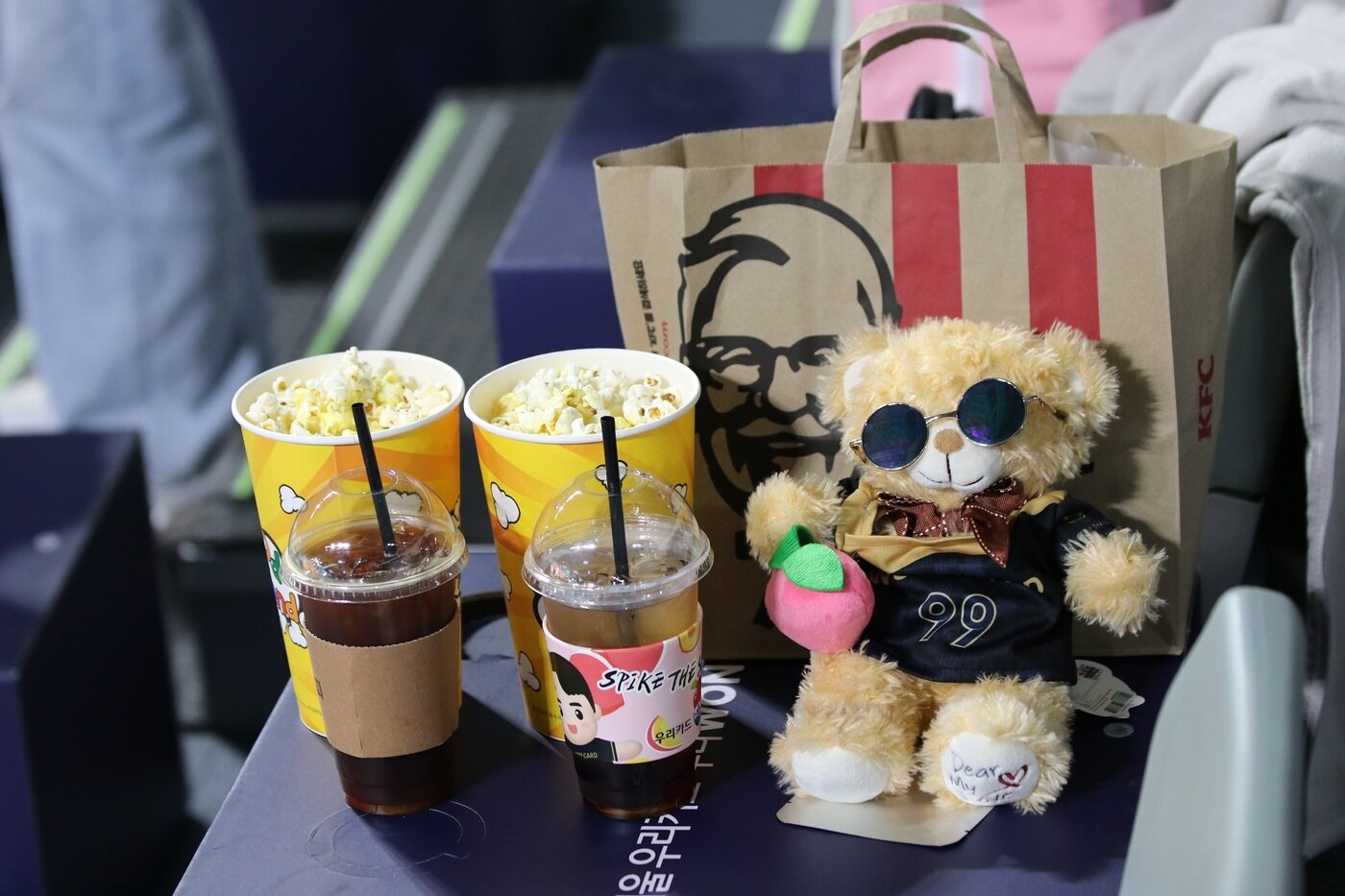 본문 이미지 - 우리카드에서 판매하는 김지한 세트와 우리카드 세트. (우리카드 배구단 제공)