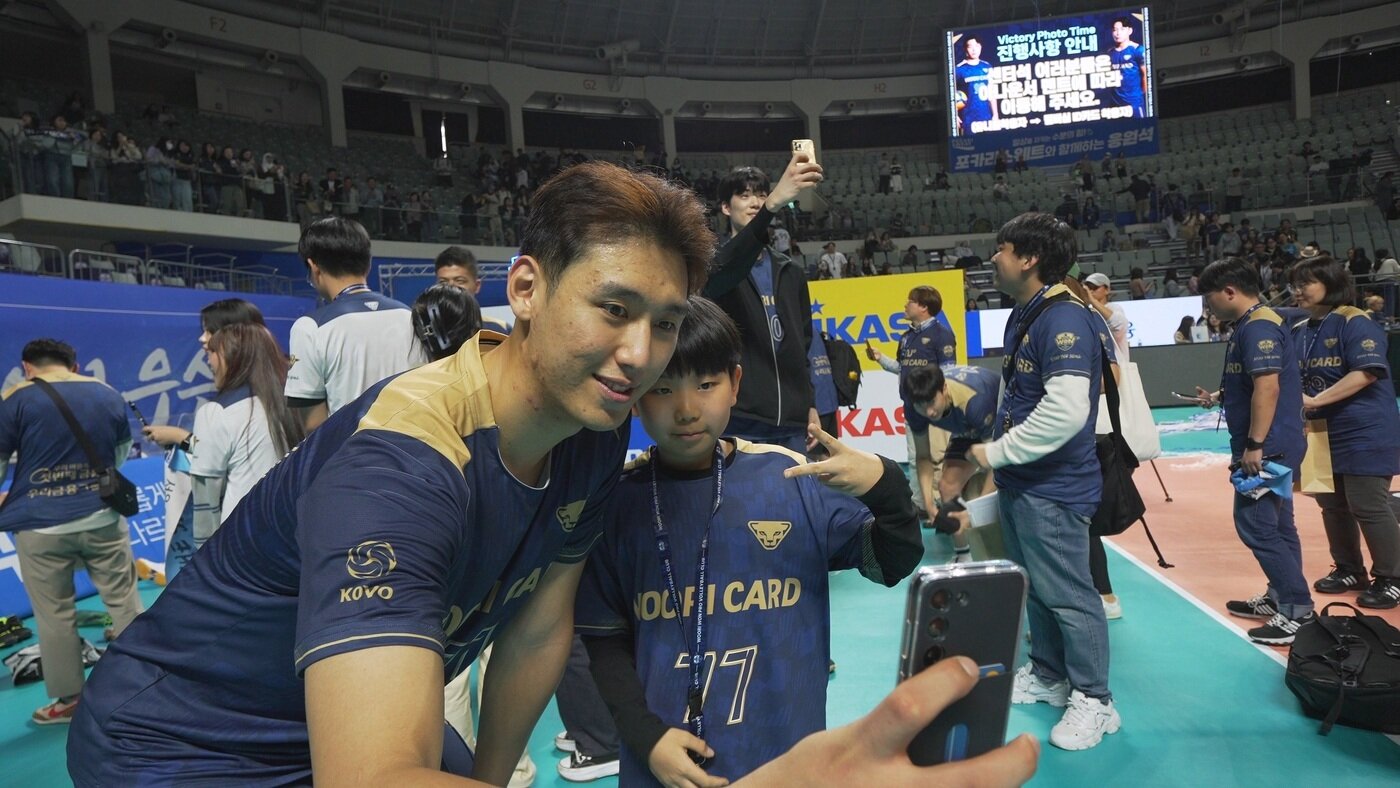 본문 이미지 - 3년 만에 다시 재개된 선수들과의 포토타임 (우리카드 배구단 제공)