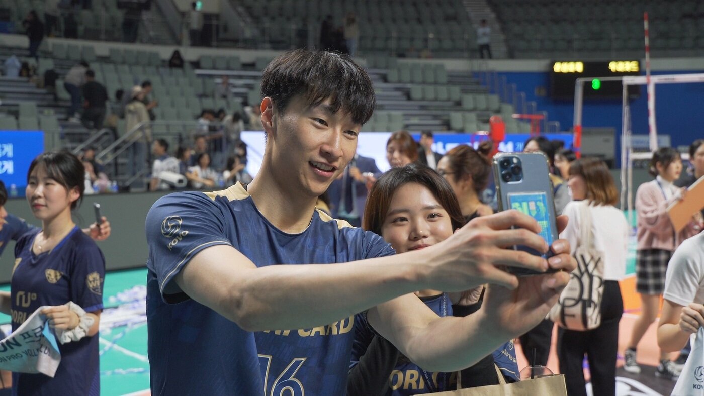 본문 이미지 - 3년 만에 다시 재개된 선수들과의 포토타임 (우리카드 배구단 제공)