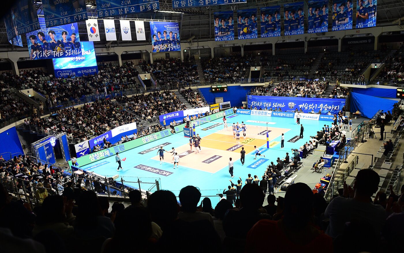 본문 이미지 - 2경기에 6000여 명 가까운 팬들이 모인 남자 프로배구 우리카드의 장충체육관 (한국배구연맹 제공)