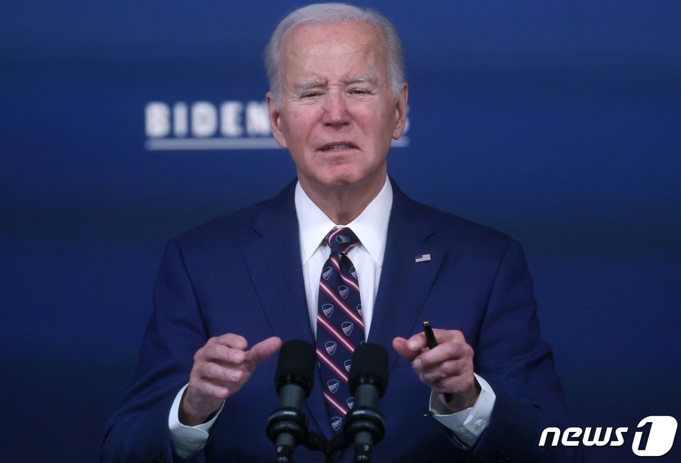 본문 이미지 - 조 바이든 미국 대통령이 23일 (현지시간) 워싱턴 백악관에서 열린 바이드노믹스 관련 연설서 “반도체법의 성과로 전 세계 반도체 기업들이 미국으로 돌아오기 위해 1000억달러 이상 투자를 진행했다”고 밝히고 있다. 2023.10.24 ⓒ 로이터=뉴스1 ⓒ News1 우동명 기자