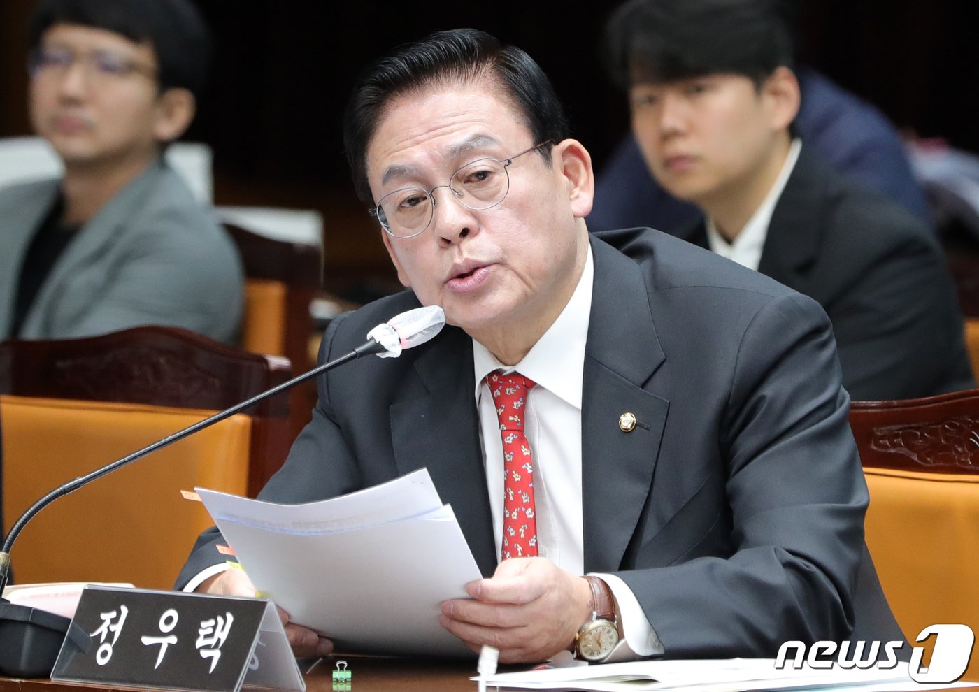 본문 이미지 - 정우택 국민의힘 국회의원이 24일 전북 전주시 전북도청 대회의실에서 열린 국회 행정안전위원회의 전북도청에 대한 국정감사에서 질의를 하고 있다. 2023.10.24/뉴스1 ⓒ News1 유경석 기자