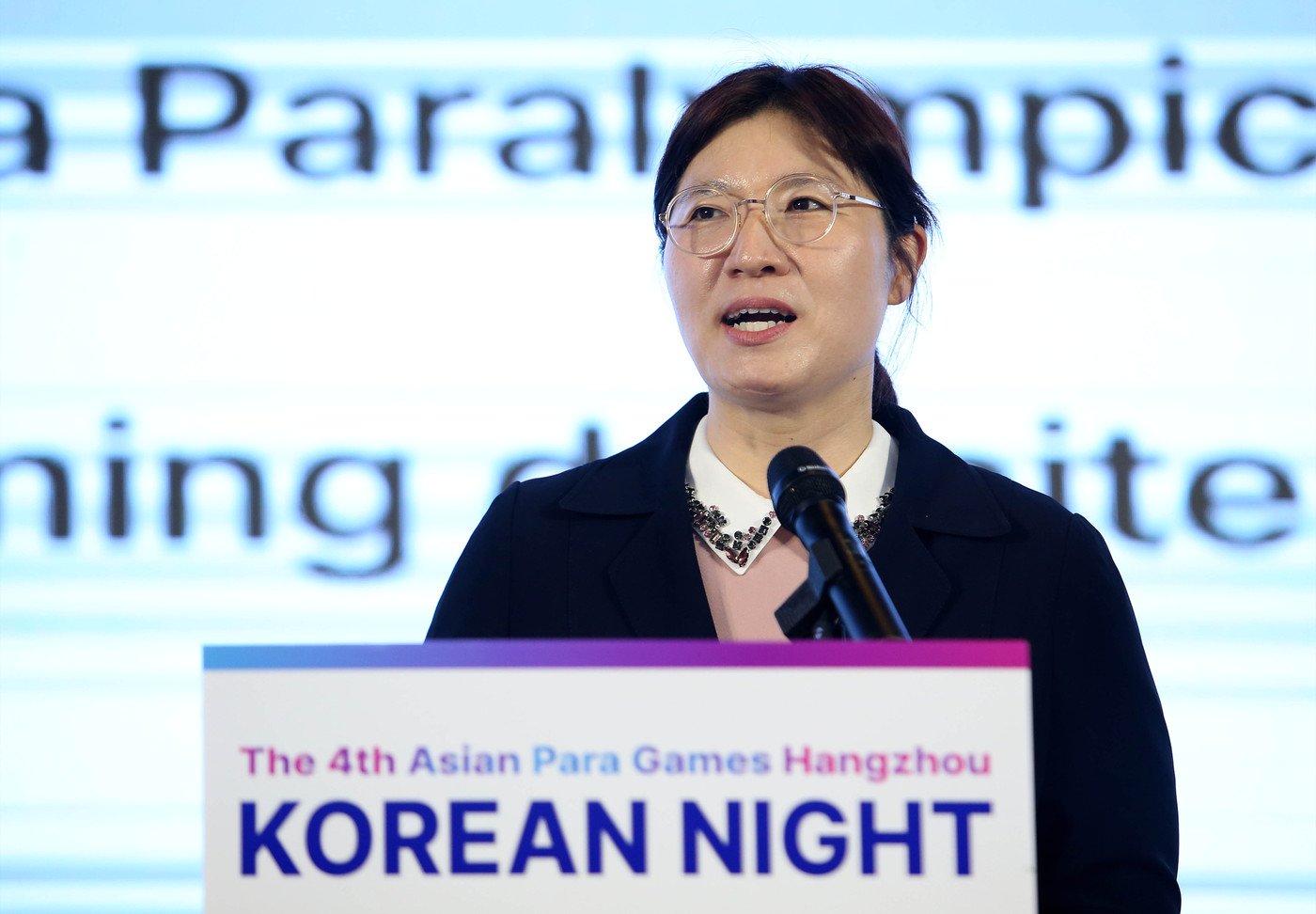 본문 이미지 - 10월 23일 소피텔 항저우 잉관 호텔에서 열린 2022 항저우 장애인아시아경기대회 대한민국의 밤 행사에서 장미란 제2차관이 축사를 하고 있다.(대한장애인체육회 제공)