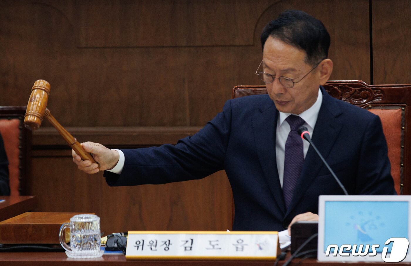 본문 이미지 - 김도읍 국회 법제사법위원회 위원장이 24일 오전 서울 서초구 서울고등법원에서 열린 국회 법제사법위원회의 서울·수원고법 및 서울중앙·인천·수원지법, 서울행정·가정·회생법원 등 17개 기관에 대한 국정감사에서 의사봉을 두드리고 있다. 2023.10.24/뉴스1 ⓒ News1 국회사진취재단