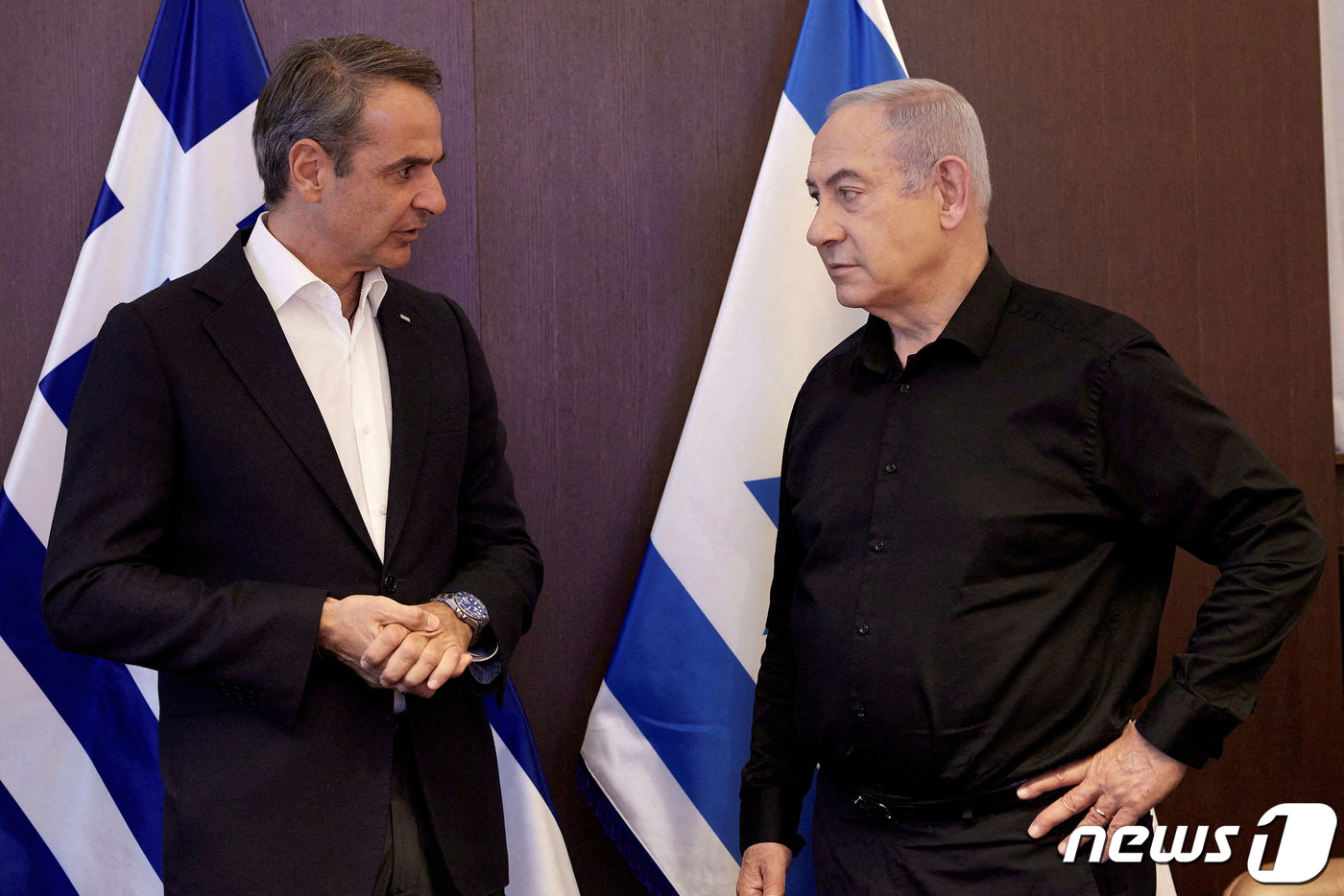 (예루살렘 로이터=뉴스1) 정지윤 기자 = 벤야민 네타냐후 이스라엘 총리(오른쪽)와 키리아코스 미초타키스 그리스 총리가 23일(현지시간) 이스라엘 예루살렘에서 만나 이야기를 나누고 …