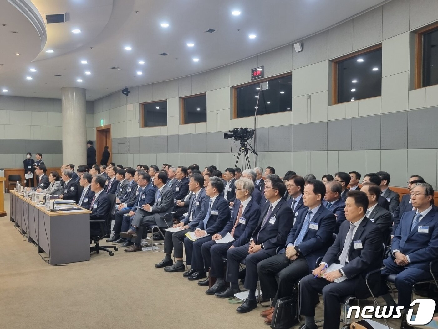 본문 이미지 - 국회 과학기술정보방송통신위원회 국정감사에서 피감기관장들이 위원의 질의를 기다리고 있다./뉴스1