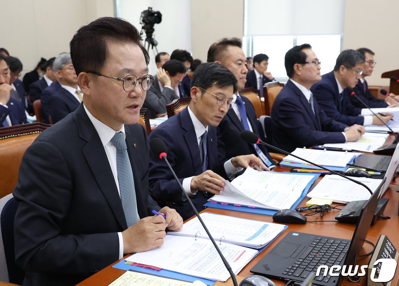 본문 이미지 - 강석훈 KDB산업은행 회장이 24일 서울 여의도 국회에서 열린 정무위원회의 예금보험공사, 한국자산관리공사, 한국주택금융공사 등에 대한 국정감사에서 의원들의 질의에 답변하고 있다. 2023.10.24/뉴스1 ⓒ News1 송원영 기자