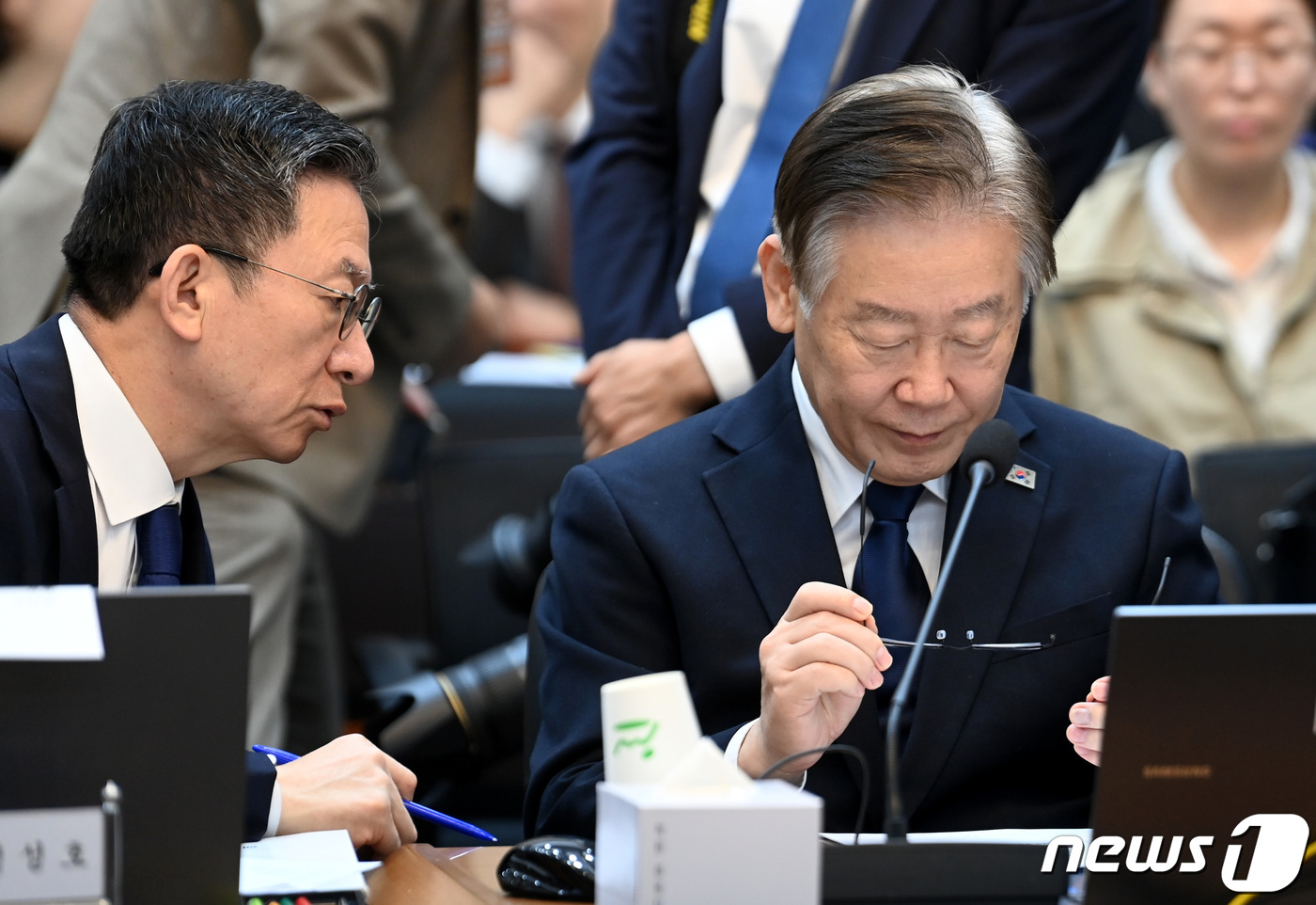 (대전=뉴스1) 김기태 기자 = 이재명 더불어민주당 대표가 24일 오전 충남 계룡대에서 열린 국회 국방위원회의 해군본부에 대한 국정감사에서 부러진 안경테를 바라보고 있다. 2023 …