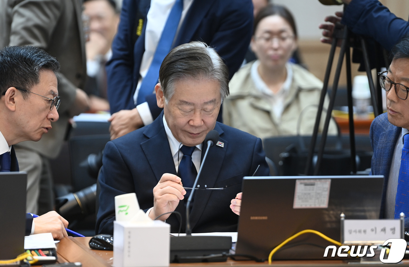 (대전=뉴스1) 김기태 기자 = 이재명 더불어민주당 대표가 24일 오전 충남 계룡대에서 열린 국회 국방위원회의 해군본부에 대한 국정감사에서 부러진 안경테를 바라보고 있다. 2023 …