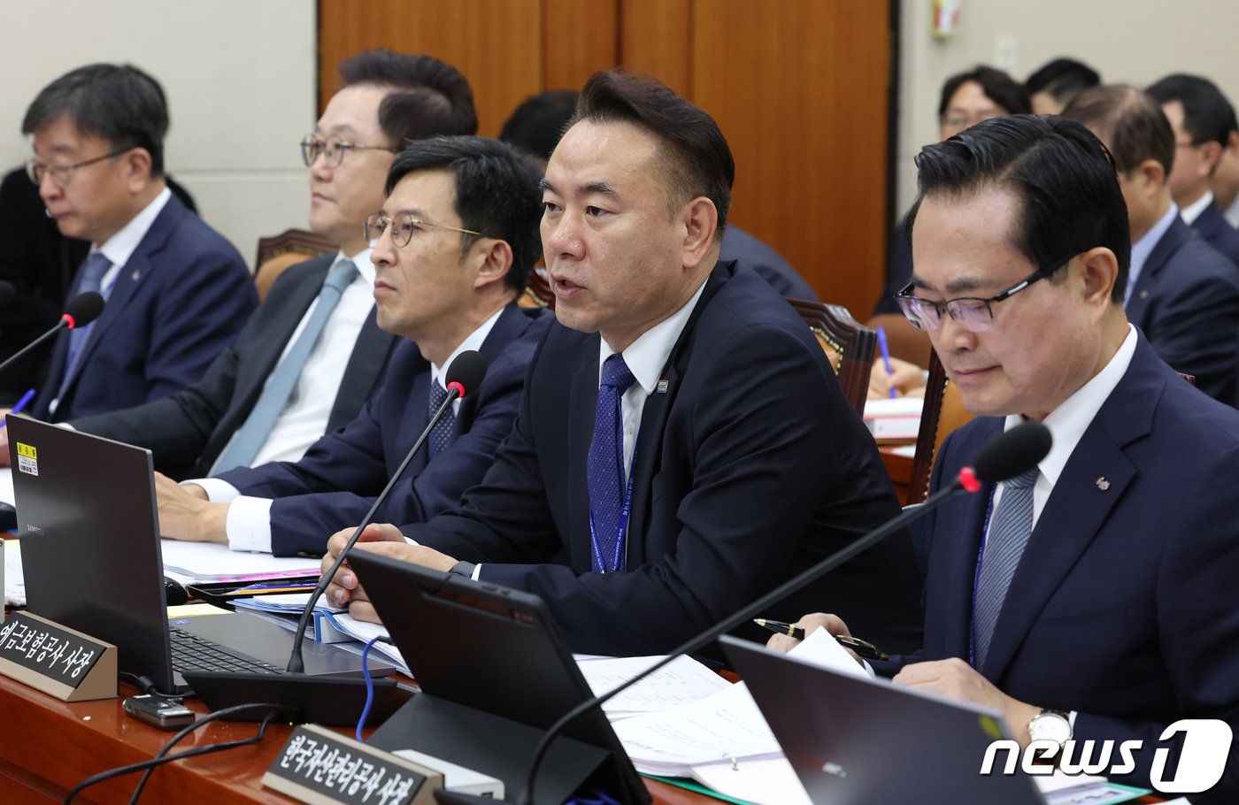 본문 이미지 - 유재훈 예금보험공사 사장이 24일 서울 여의도 국회에서 열린 정무위원회의 예금보험공사, 한국자산관리공사, 한국주택금융공사 등에 대한 국정감사에서 의원들의 질의에 답변하고 있다. 2023.10.24/뉴스1 ⓒ News1 송원영 기자