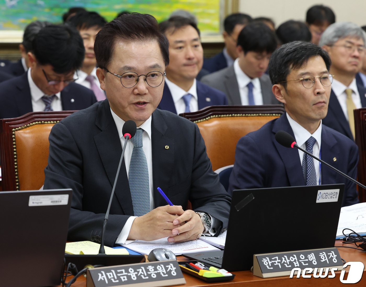본문 이미지 - 강석훈 KDB산업은행 회장이 24일 서울 여의도 국회에서 열린 정무위원회의 예금보험공사, 한국자산관리공사, 한국주택금융공사 등에 대한 국정감사에서 의원들의 질의에 답변하고 있다. 2023.10.24/뉴스1 ⓒ News1 송원영 기자