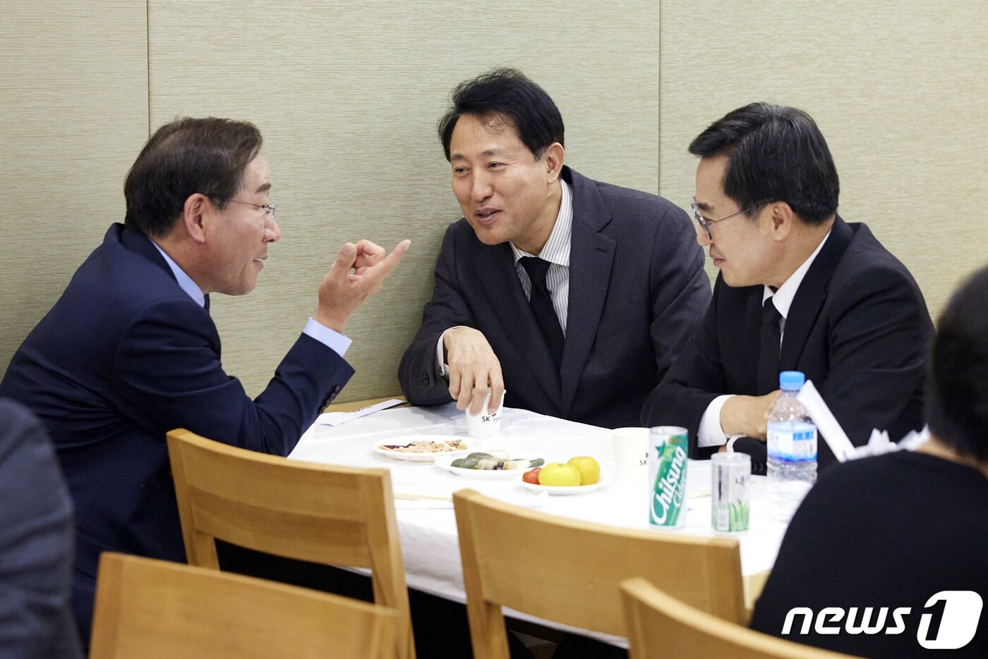 본문 이미지 - 23일 밤 서울시 강남구 삼성서울병원 장례식장에 오세훈 서울시장(가운데)과 유정복 인천시장(왼쪽이 장모상을 당한 김동연 경기지사를 만나 대화를 나누고 있다. (경기도 제공)2023.10.24/뉴스1