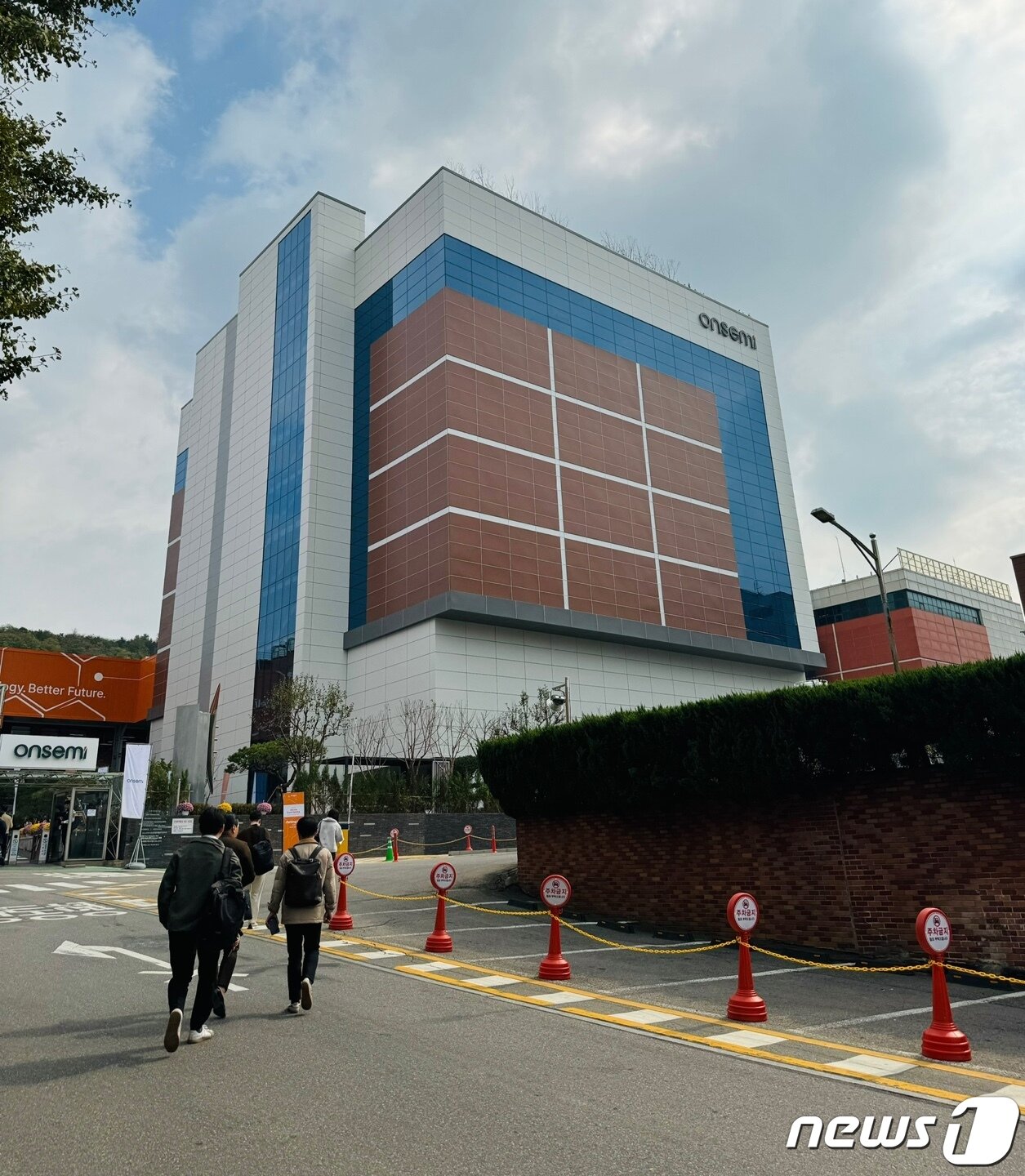 본문 이미지 -  온세미 부천사업장에 S5 라인이 들어간 공장 건물 전경. 2023.10.24/뉴스1 ⓒ News1 강태우 기자
