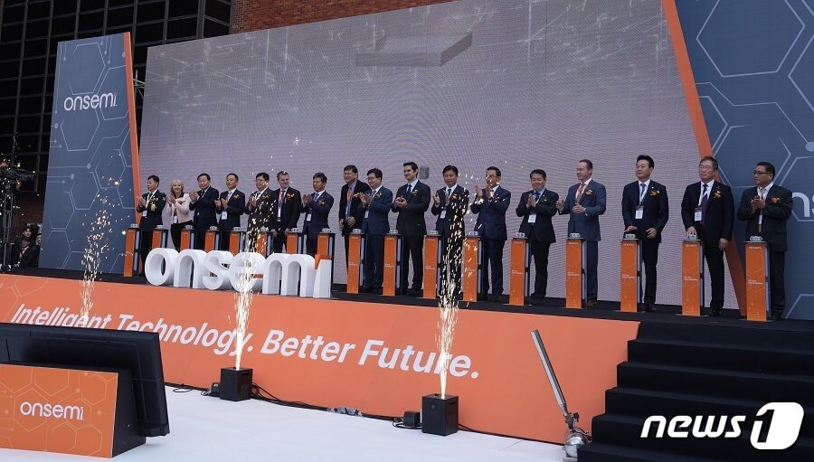 본문 이미지 - 온세미 S5 라인 준공식에서 터치버튼 세레머니를 하고 있다. (온세미 제공)  