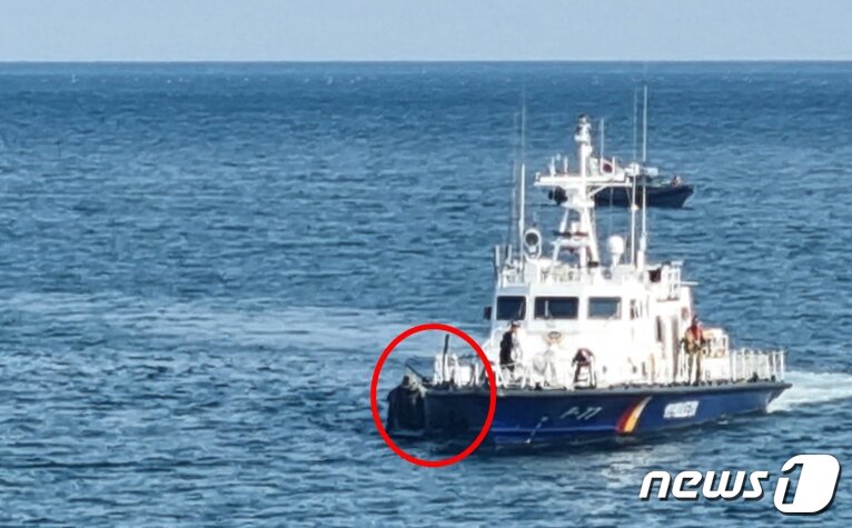 본문 이미지 - 북한 주민 4명이 강원도 속초 인근 해상을 통해 귀순한 24일 해경 선박이 이들이 타고온 소형 목선을 인근 군부대로 예인하고 있다. 2023.10.24/뉴스1 ⓒ News1 윤왕근 기자