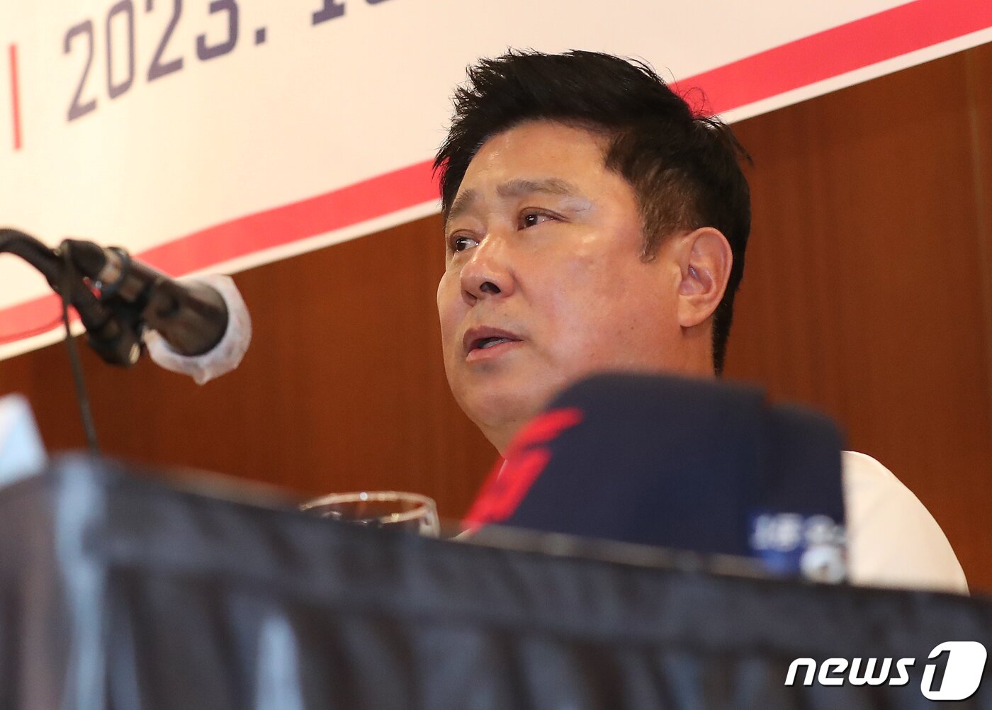 본문 이미지 - 김태형 롯데 자이언츠 신임 감독이 24일 오후 부산 부산진구 롯데호텔 부산에서 열린 취임식에서 취재진 질문에 답하고 있다. 2023.10.24/뉴스1 ⓒ News1 윤일지 기자