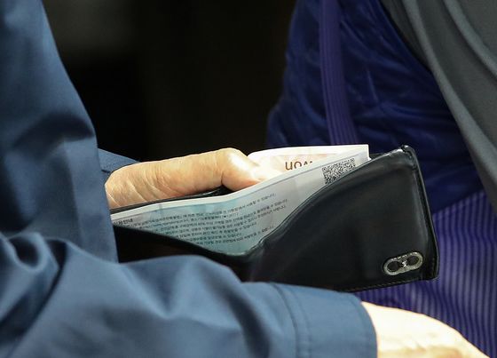 너도나도 텅빈 지갑, 언제 두둑해지나…"내년엔 온기 체감"