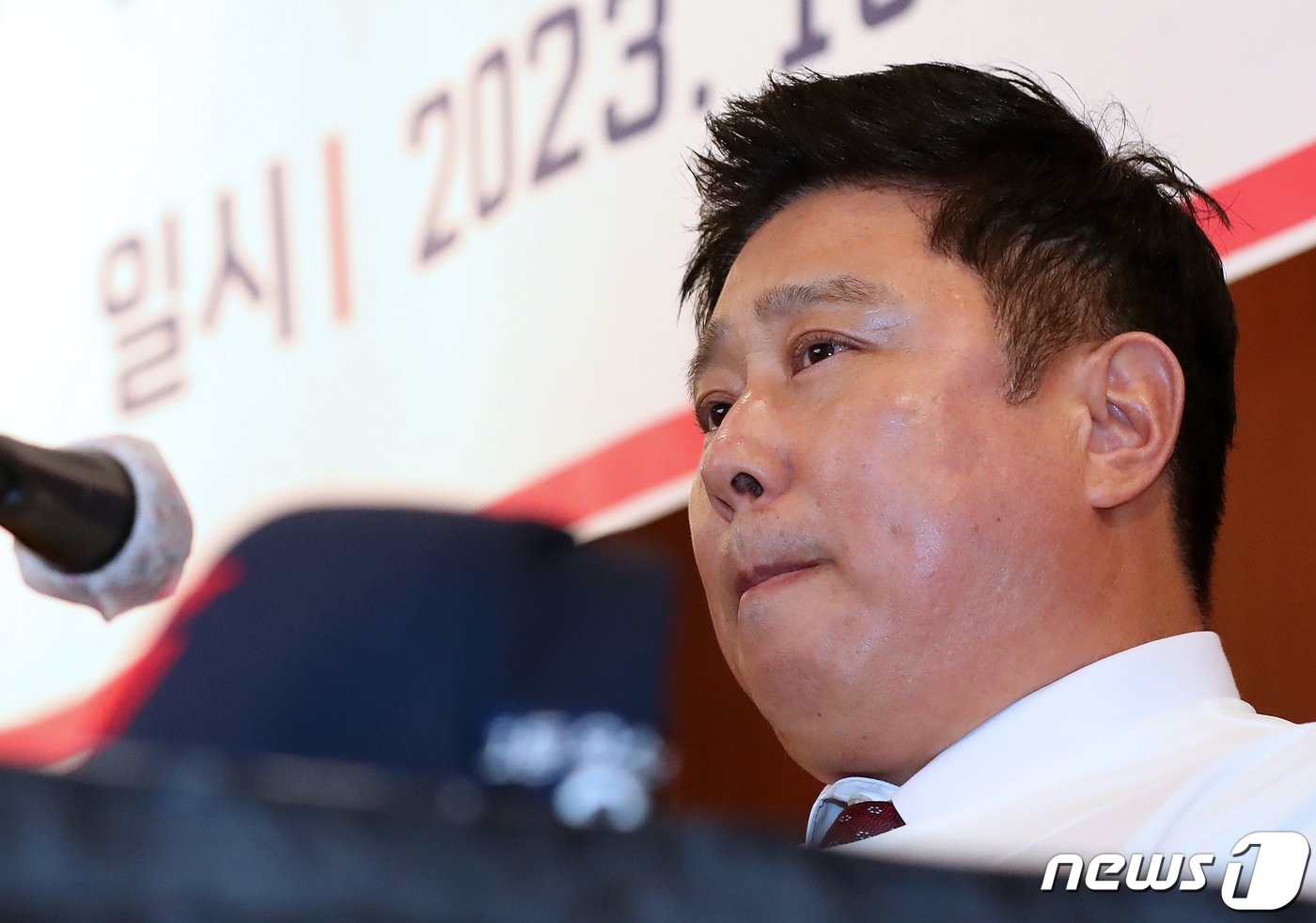 본문 이미지 - 김태형 롯데 자이언츠 신임 감독이 24일 오후 부산 부산진구 롯데호텔 부산에서 열린 취임식에서 취재진 질문을 들으며 생각에 잠겨 있다. 2023.10.24/뉴스1 ⓒ News1 윤일지 기자